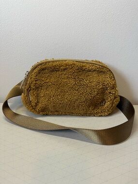 Lululemon Everywhere Belt Bag 1L
Fleece - Burnt Caramel
